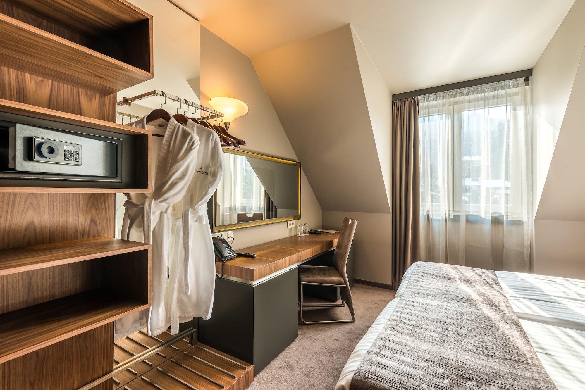 Hotel Seasons Design - Free Parking