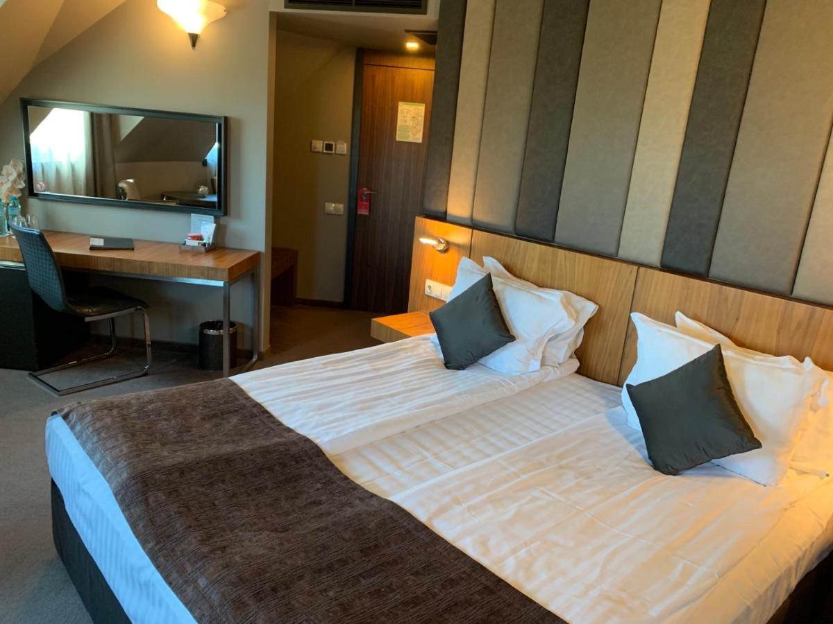 Seasons Design - Free Parking Готель 5*