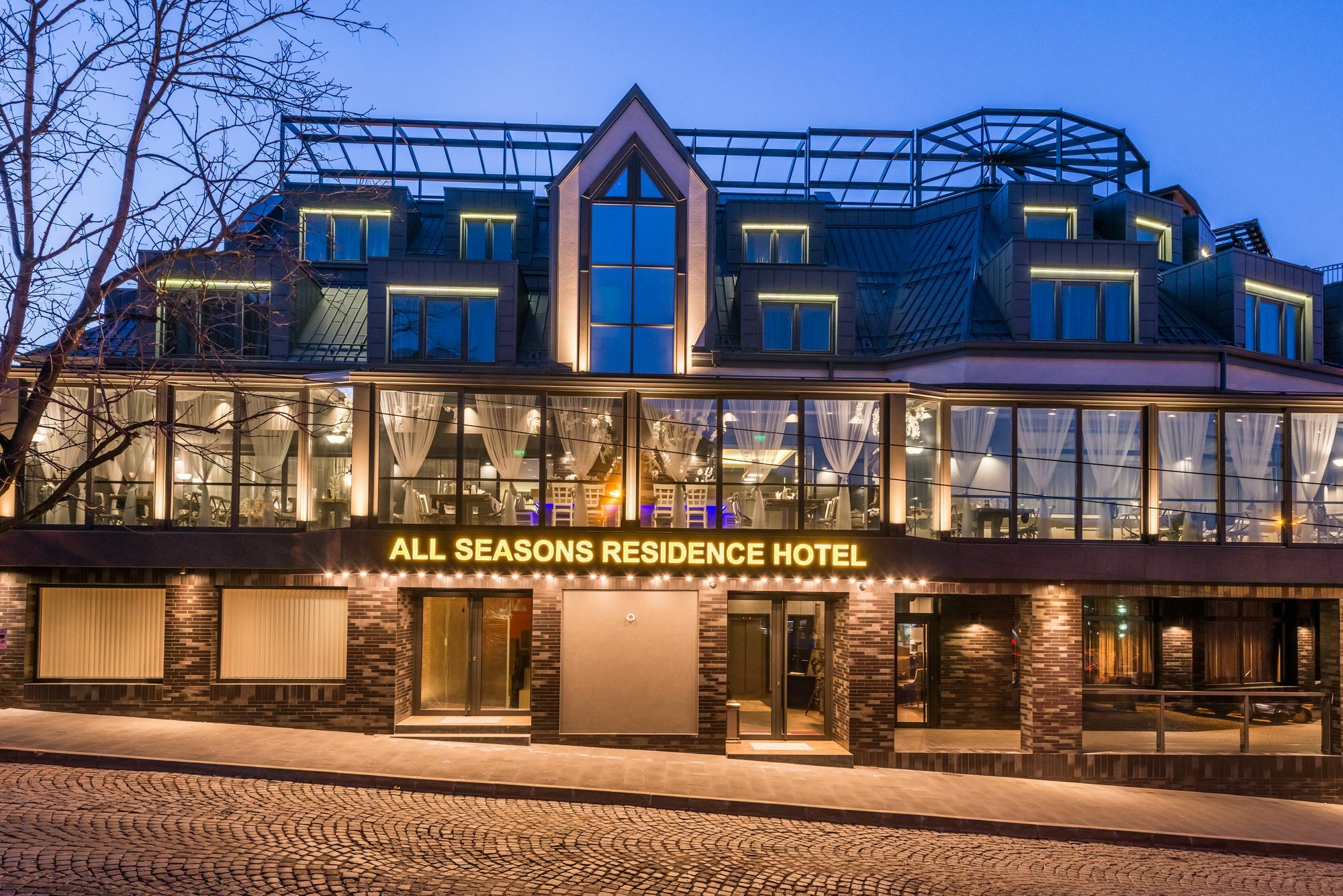 Seasons Design - Free Parking